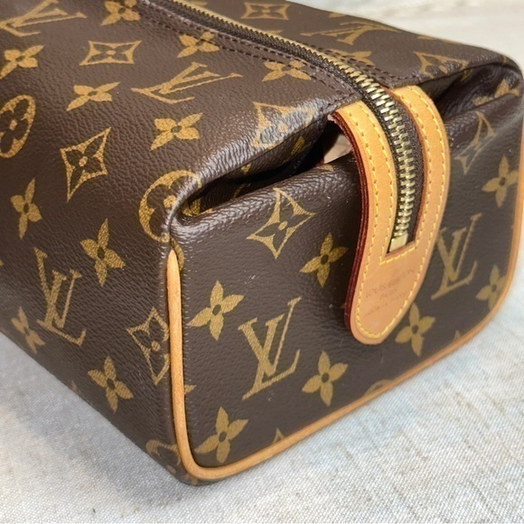 AUTHENTIC Louis Vuitton Dopp Kit. EXCELLENT condition. - Picture 3 of 16